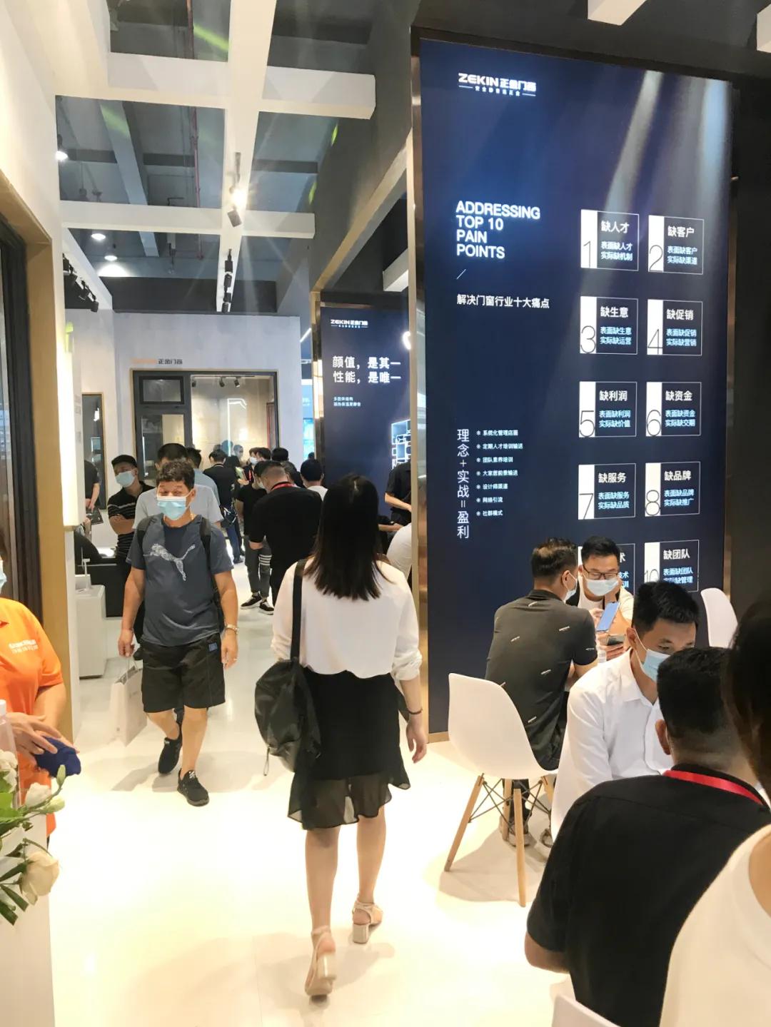 展会直击 | 建博会火爆揭幕,正金门窗联袂**工夫巨星甄子丹焕新显现!