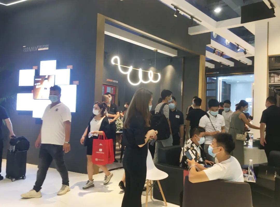 展会直击 | 建博会火爆揭幕,正金门窗联袂**工夫巨星甄子丹焕新显现!