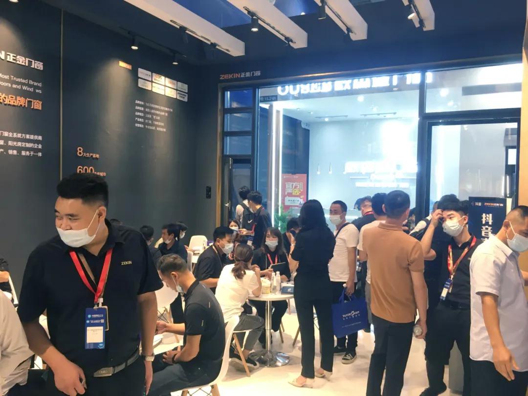 展会直击 | 建博会火爆揭幕,正金门窗联袂**工夫巨星甄子丹焕新显现!