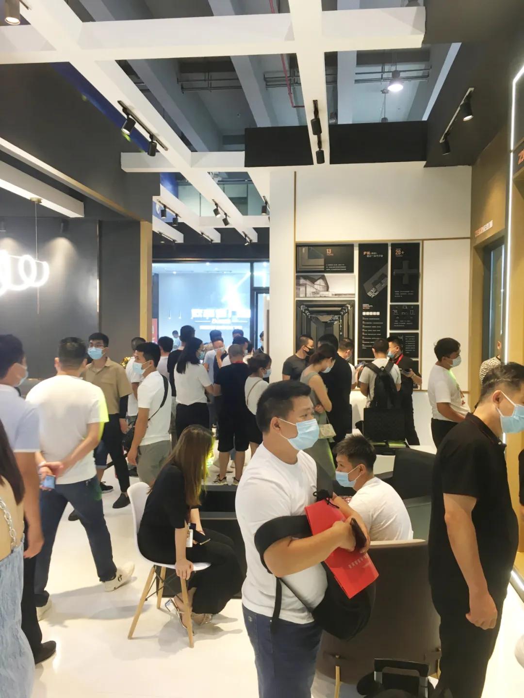 展会直击 | 建博会火爆揭幕,正金门窗联袂**工夫巨星甄子丹焕新显现!