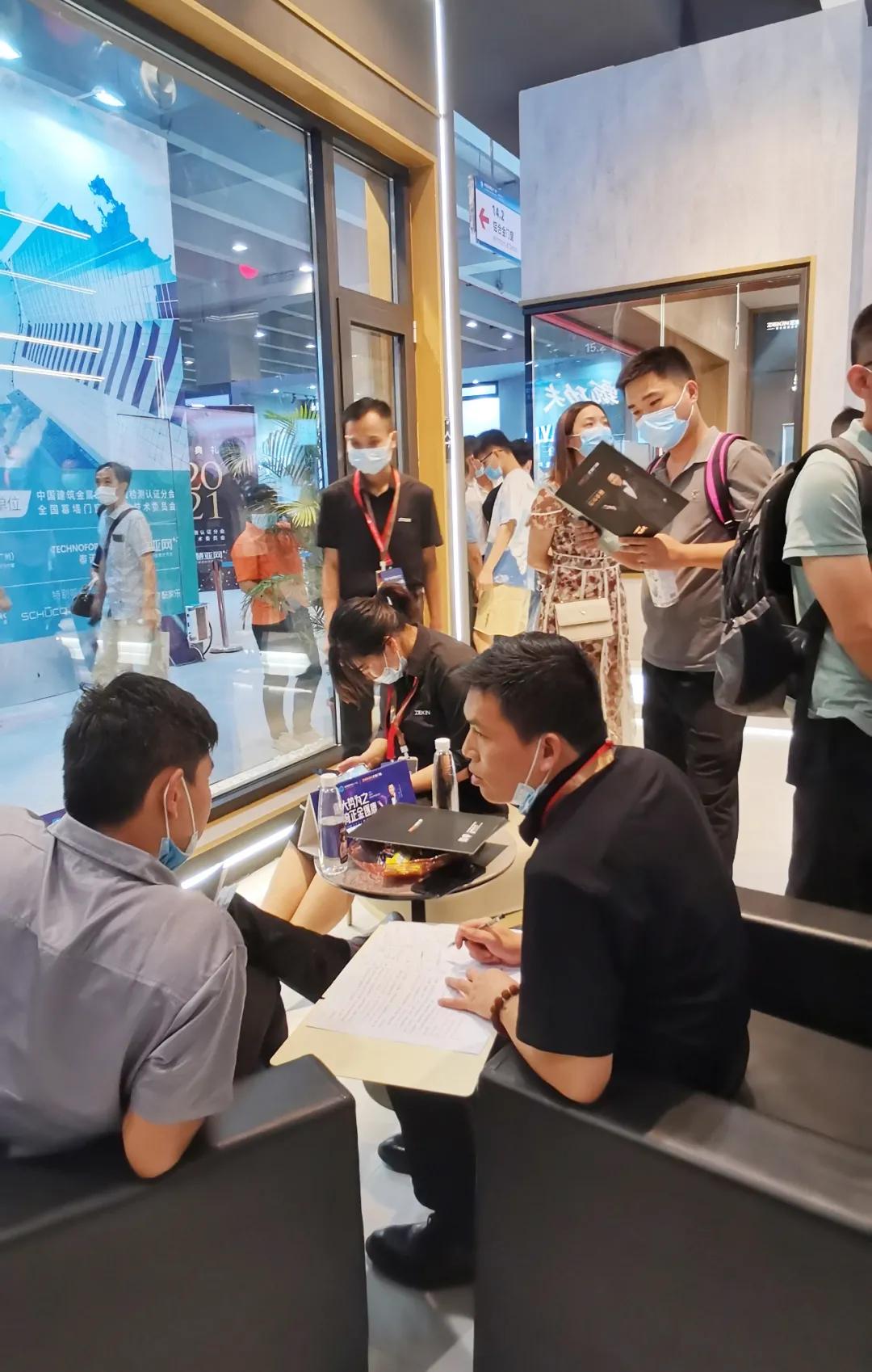 展会直击 | 建博会火爆揭幕,正金门窗联袂**工夫巨星甄子丹焕新显现!