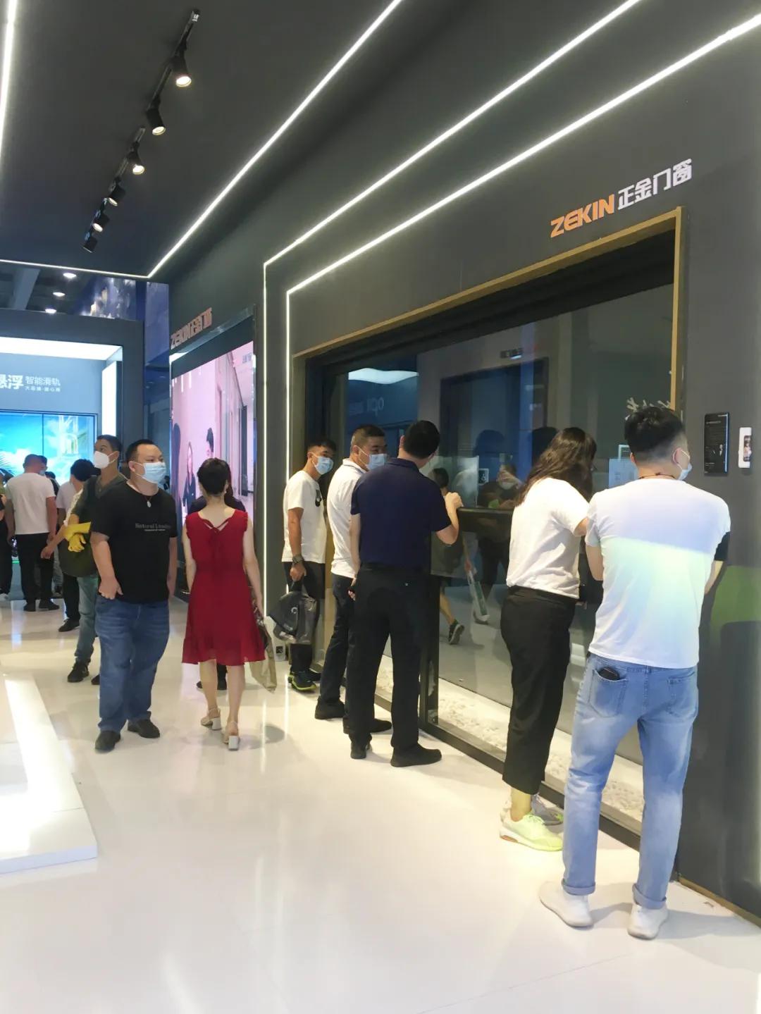 展会直击 | 建博会火爆揭幕,正金门窗联袂**工夫巨星甄子丹焕新显现!
