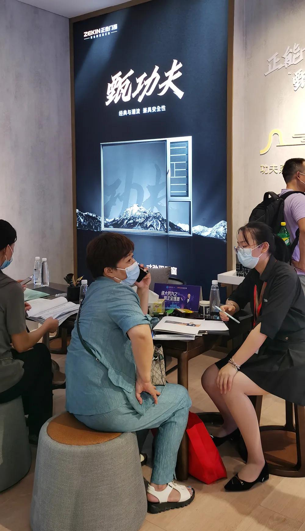 展会直击 | 建博会火爆揭幕,正金门窗联袂**工夫巨星甄子丹焕新显现!