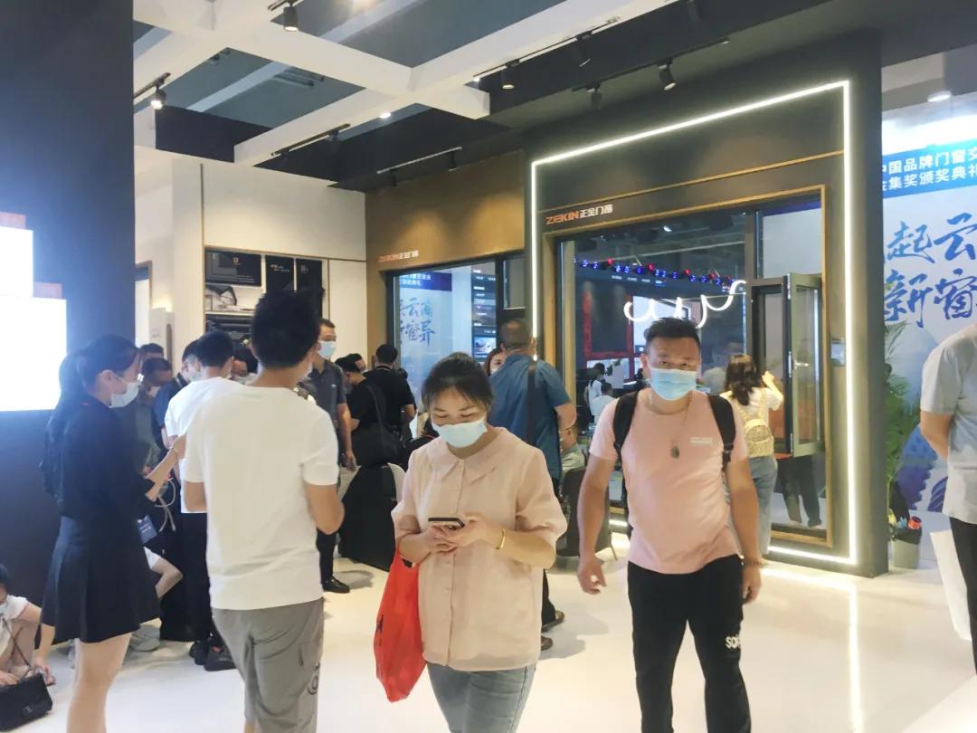 展会直击 | 建博会火爆揭幕,正金门窗联袂**工夫巨星甄子丹焕新显现!