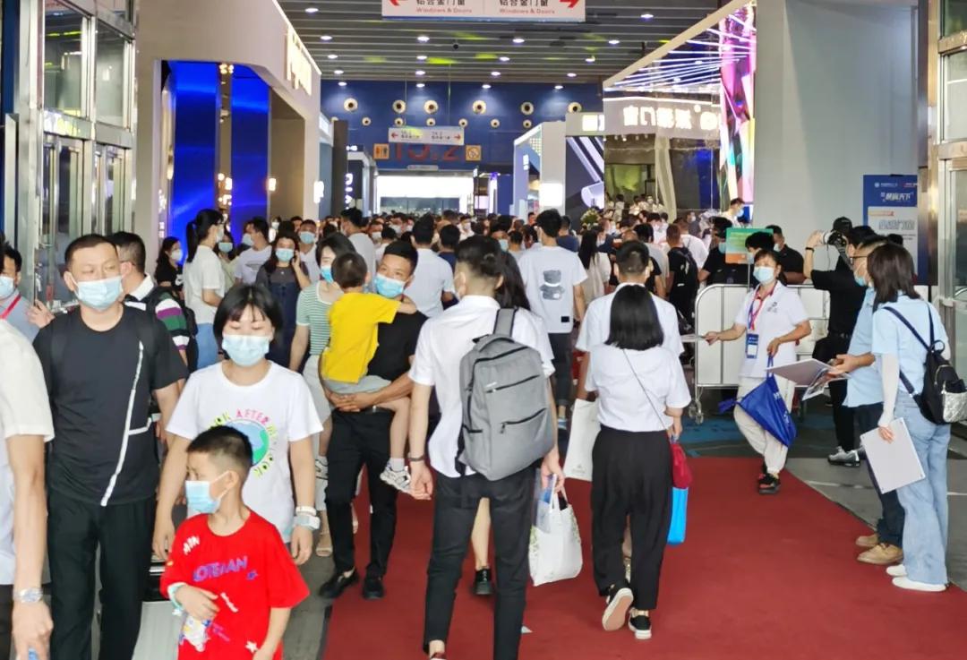 展会直击 | 建博会火爆揭幕,正金门窗联袂**工夫巨星甄子丹焕新显现!