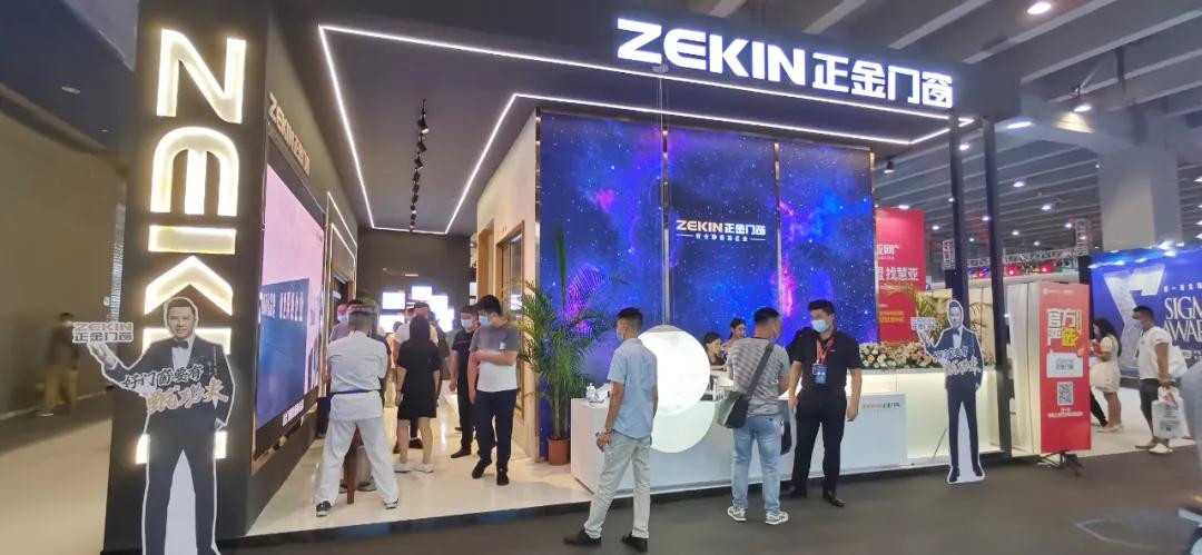 展会直击 | 建博会火爆揭幕,正金门窗联袂**工夫巨星甄子丹焕新显现!