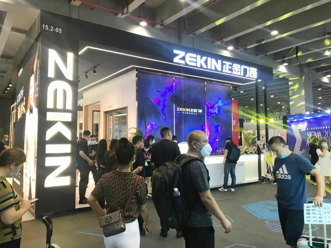 展会直击 | 建博会火爆揭幕,正金门窗联袂**工夫巨星甄子丹焕新显现!